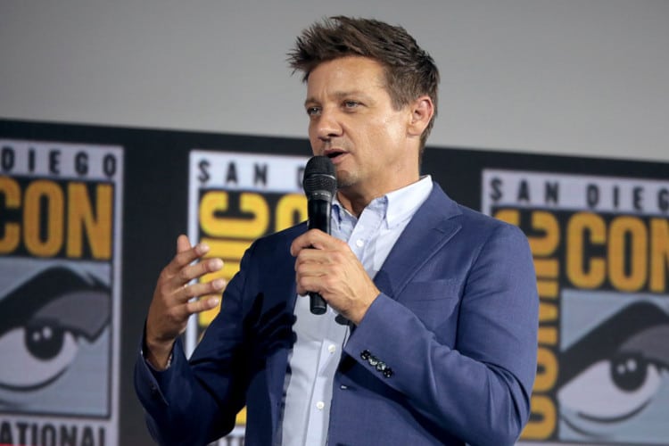 photo of actor Jeremy Renner talking at Comic con